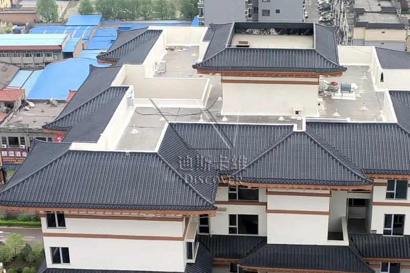 装配式古建筑施工提速，高分子仿古瓦轻量化特性适配模块化安装！